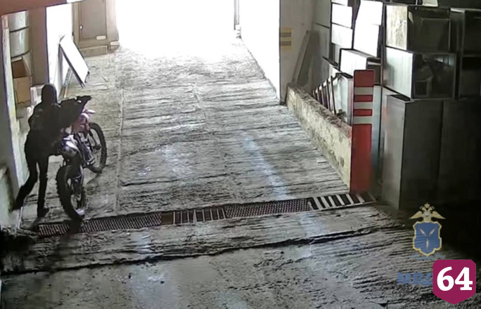 Кража мотоцикла из подземного паркинга в Саратове попала на видео