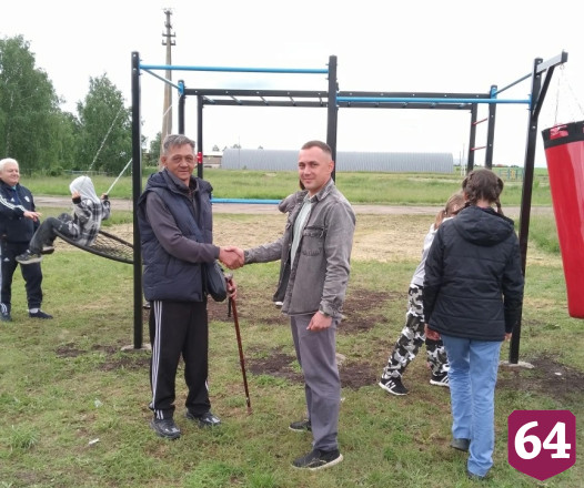 Семья участника СВО подарила спортплощадку юным саратовцам