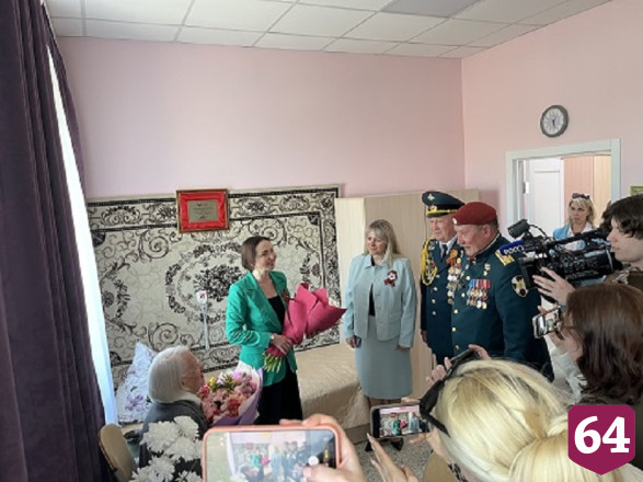 Герой России Александр Янклович поздравил с Днем Победы ветерана, проживающую в Энгельсском доме-интернате